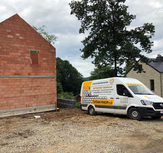 camionette de l artisan macon devant une construction de maison dans la province de liege